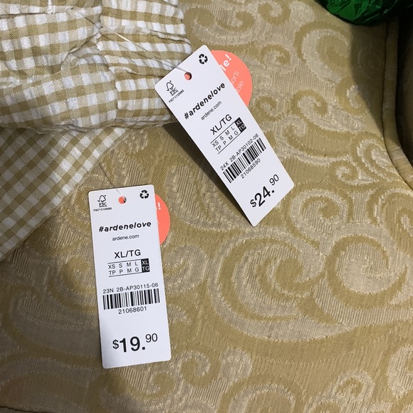 Beautiful crop top & short with white and beige plaid. Linen on the inside short - Picture 4 of 4